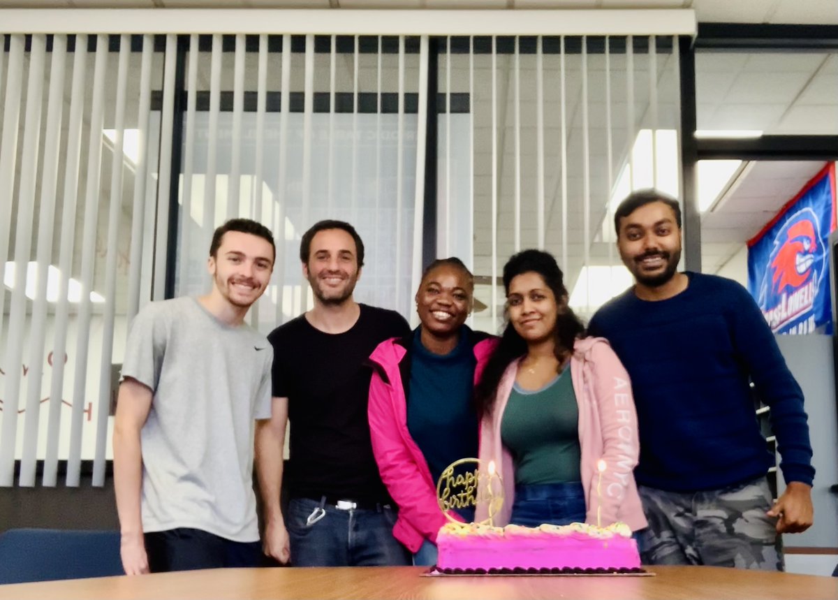 lab_artes's tweet photo. It is a pleasure to get old with good people around (and with a cake)..! Thanks, team! https://t.co/LKs3ydsOvD