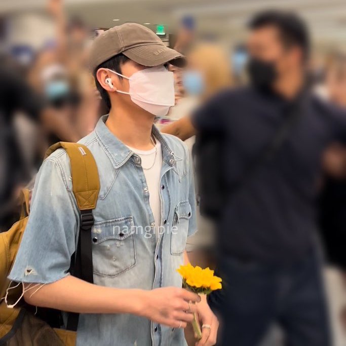 🏔️ on Twitter "love how fans have made it a cute little tradition to