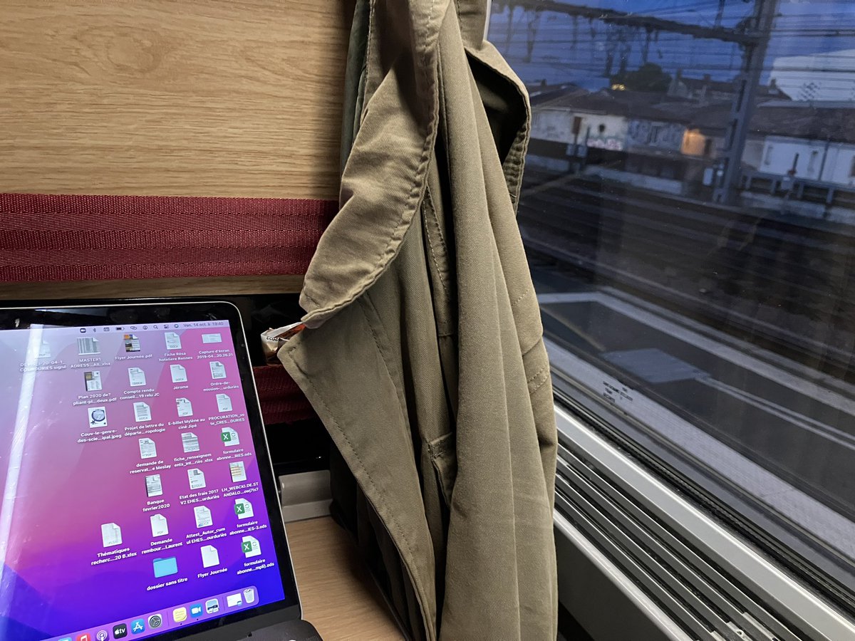 jcourduries's tweet photo. Plus de tension électrique pour notre TGV juste avant la gare de Bordeaux. 
Arrêtes depuis… je compte plus. Dis, la @SNCF, j’avais déjà pas envie de bosser, j’ai fait plein de sms et de mails. Et  m’attend à la maison un poulet curry. Si ça dure trop, ça va pas le faire, hein? https://t.co/xEentw4EXq