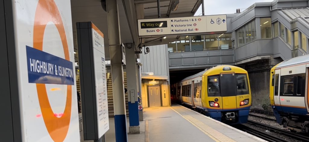 PlatformEdge1's tweet image. This is my best picture I have taken today!

Here is 378214 departing with 378220 next to it at Highbury &amp;amp; Islington #Class378