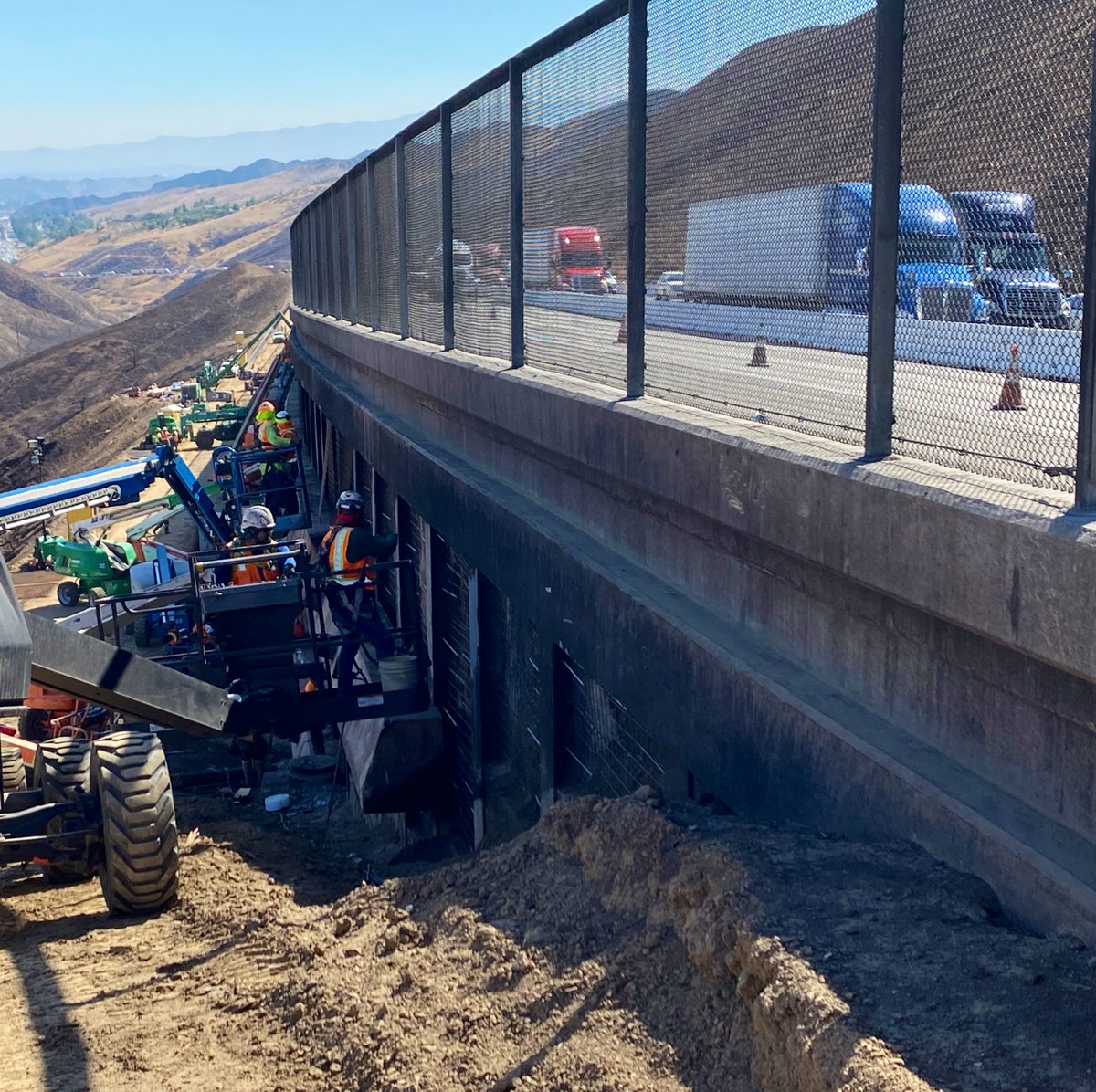 CaltransDist7's tweet photo. On I-5 in #Castaic crews are repairing damage from the #RouteFire in August - making good progress fixing and upgrading retaining walls on northbound I-5 north of Lake Hughes Road. Three NB lanes are open here. #brushfire #Caltrans #LAtraffic https://t.co/U2gaVovDBV