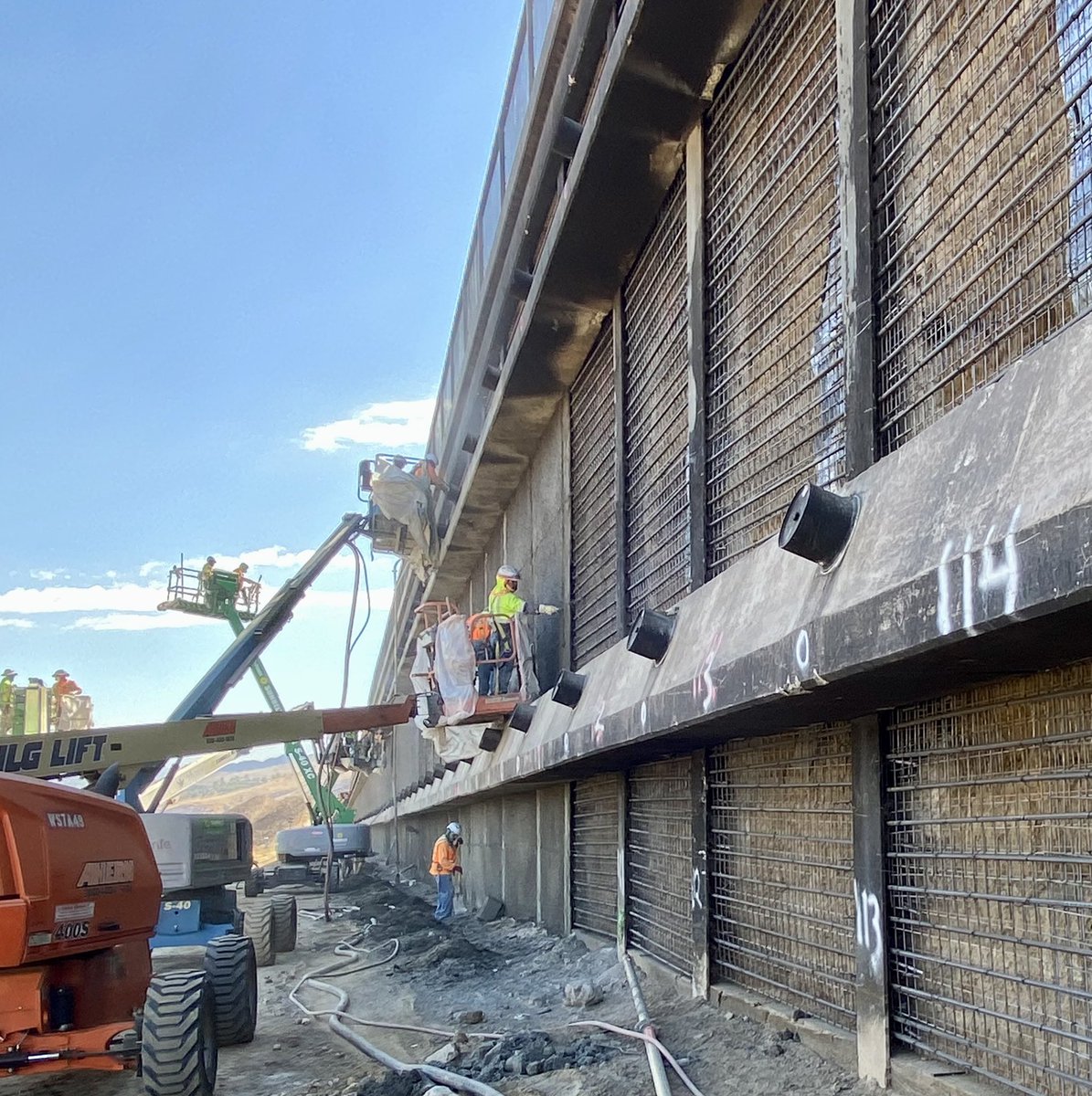 CaltransDist7's tweet photo. On I-5 in #Castaic crews are repairing damage from the #RouteFire in August - making good progress fixing and upgrading retaining walls on northbound I-5 north of Lake Hughes Road. Three NB lanes are open here. #brushfire #Caltrans #LAtraffic https://t.co/U2gaVovDBV