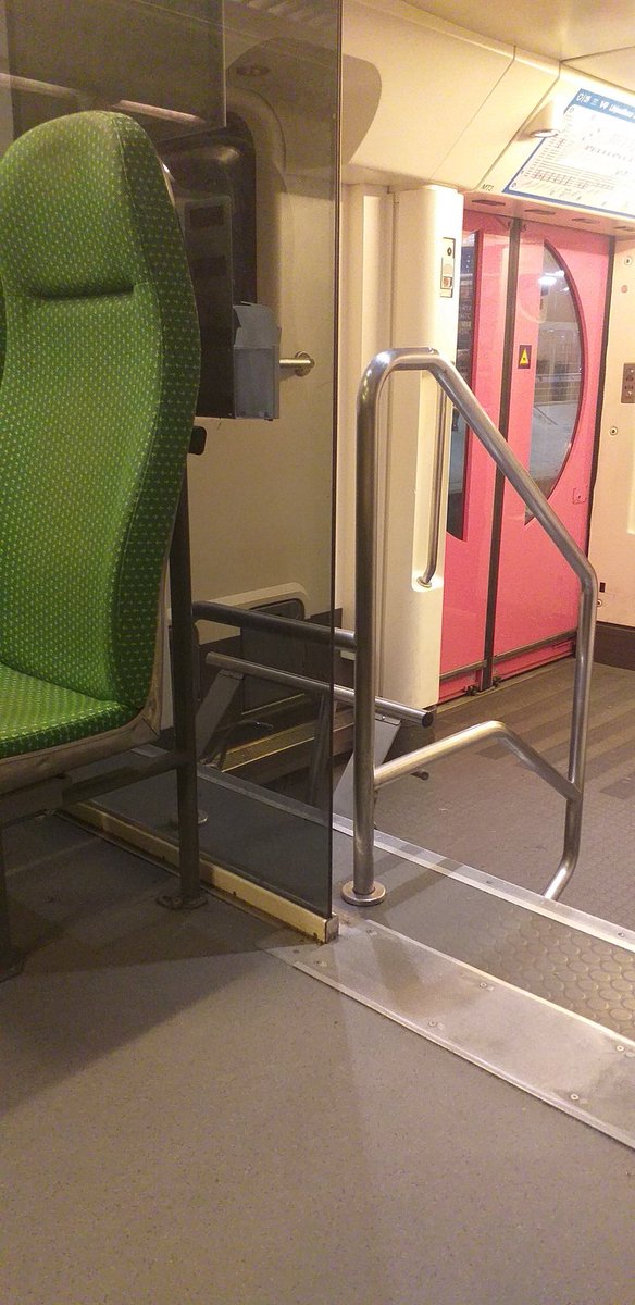 Aamupalaa junassa työmatkalla.
Illalla juna lähtee puoli tuntia myöhässä henkilövahingon takia. Surullista.😥
#töissärisessä