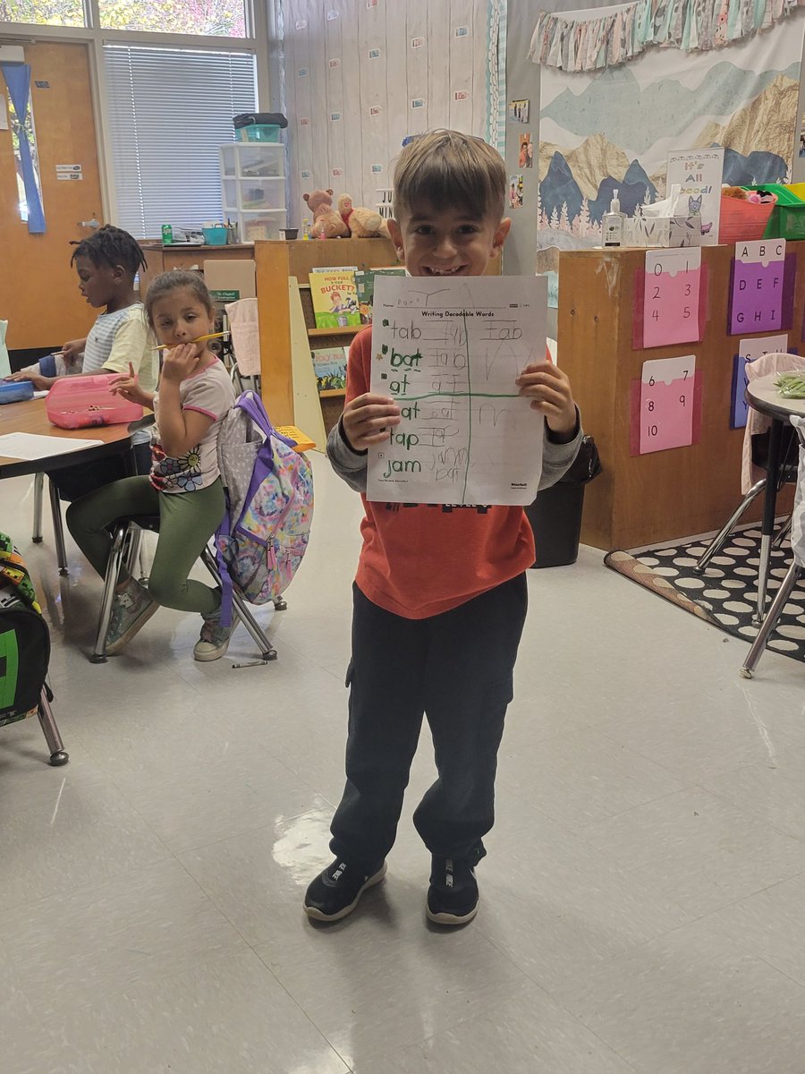 DanielleB4WMES's tweet photo. We practiced writing words today! Great job!
@MsChappellWMES
#onepack
#ourpackisontrack
#wmes https://t.co/Ps7SkNjMxT