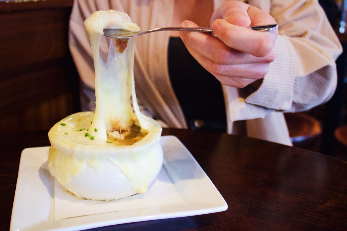 Swipe for a cheese pull➡️🧀 Cozy up with a warm bowl of our french onion soup with garlic croutons, swiss, &amp; mozzarella cheese🍲🍂 #heartofthehill