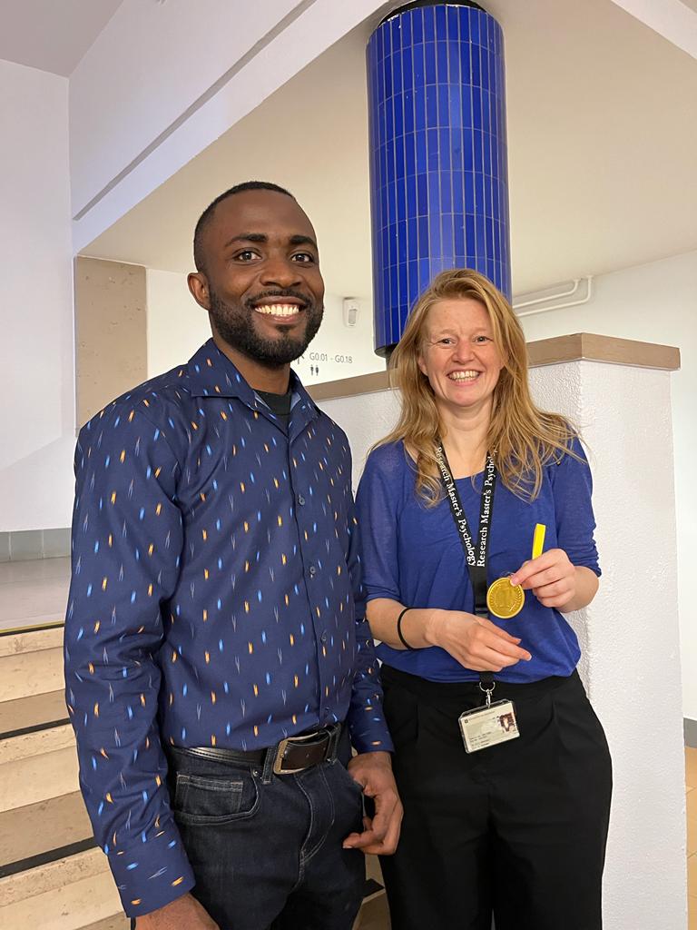 oak27oak's tweet photo. A picture with one of my favourite persons at the Research Master's during the poster conference. It's an honour to meet someone with such a great personality and a great heart.  @ResMaPsychology
#UvA #ResMas https://t.co/eriK45dx7t