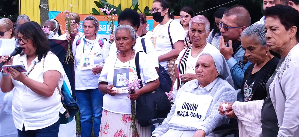 DiegoHD42501510's tweet photo. 20 años después, las víctimas de la comuna 13 de Medellín siguen resistiendo desde la memoria y pidiendo "No Olvidar"...
#OperacionOrionNuncaMas https://t.co/MmdO8EyXJI