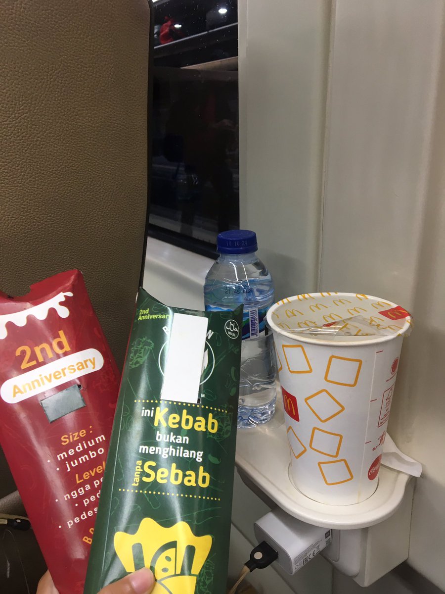 Riskakse's tweet photo. Sampe bisa order gofood kebab ke stasiun, ini blm mau jalan ya?🫠🫠 @KAI121 https://t.co/VBSRfkJYzK
