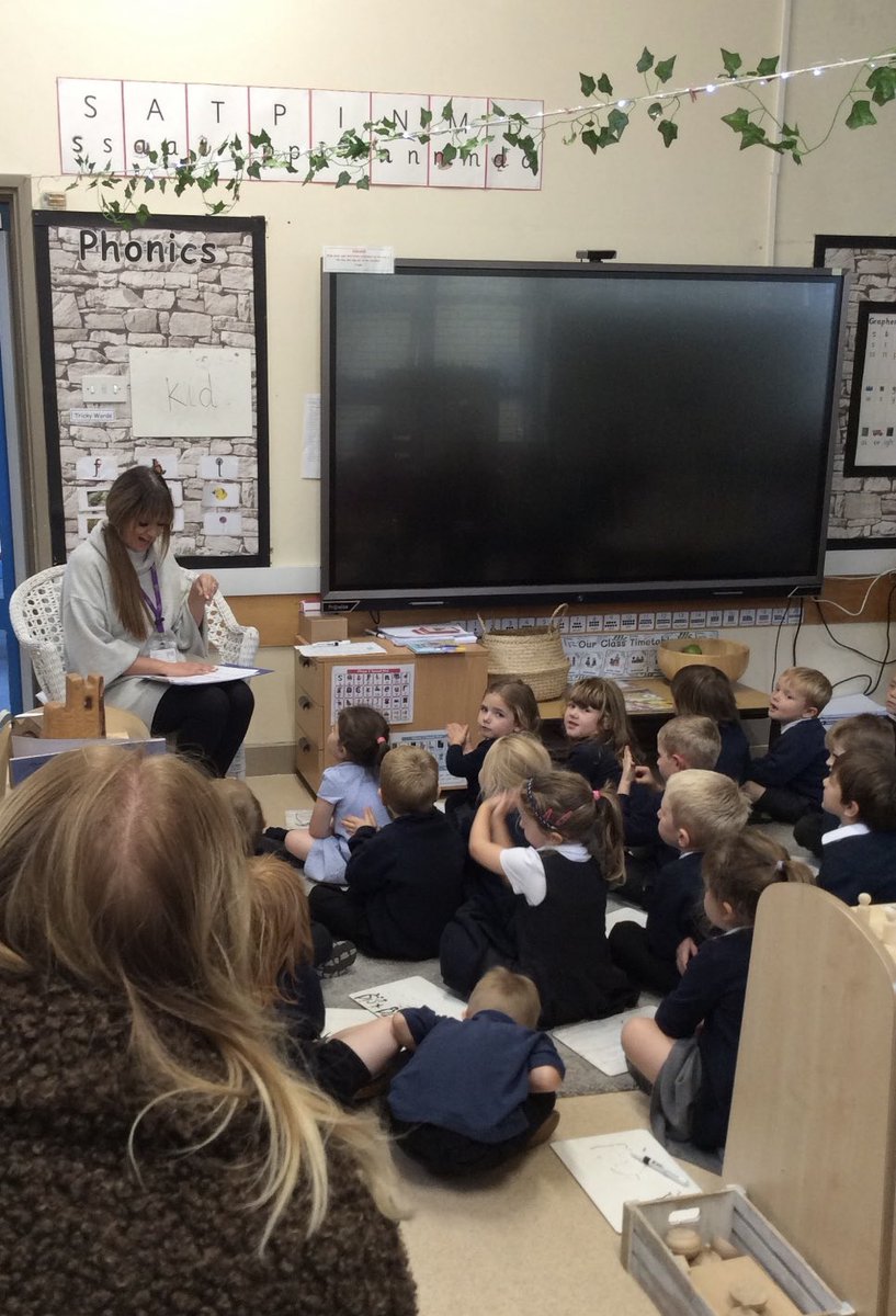 LakesideYork's tweet photo. Thank you to all the parents who came to our ‘Sharing the Curriculum’ event.

Our class of little blenders did an amazing job at showing the parents our Phonics lesson. @LettersSounds. 

Well done Team Willow ⭐️ https://t.co/ozJClYybJE
