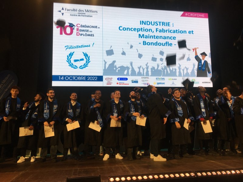 PToulmet's tweet photo. 👩‍🎓Belle ambiance ce soir à la 10ème  Cérémonie de remise de diplômes à la @FacDesMetiers91 à @VilledEvryCourc ➡️+ de 1200 apprentis du CAP au BAC+5 - 90 #formations-récompensés en présence de leurs familles,des acteurs de l'#apprentissage du territoire et du Préfet B.Gaume
👏👏👩‍🎓 https://t.co/ZnwMFyR6vx
