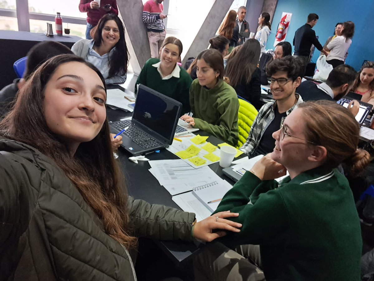 Sf500F's tweet photo. #AHORA en el #Biohackaton 2022! Los equipos están creando soluciones basadas en #ciencia para responder a los desafíos que propusieron 6 #startups. Mentoreamos al team formado por un biotecnológo, un Ing. en alimentos y alumnas del colegio agrotécnico regional de Venado Tuerto🙌🏻 https://t.co/QphJuPtCZa