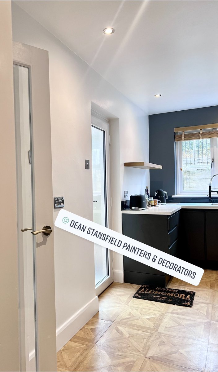 StansfieldDean's tweet photo. New job week & for a huge #HarryPotterfan
It began with our customers kitchen and W.C!
Completed with a swish and flick as some of you @HarryPotter fans may say ⚡️ 🧙♂️ 🎨
-Walls finished in
Harry Potter Deluxe wallpapers
#blackfamilytapestry
#Robbiecoltrane
#hagrid #bedec https://t.co/PSpg4eFuqq