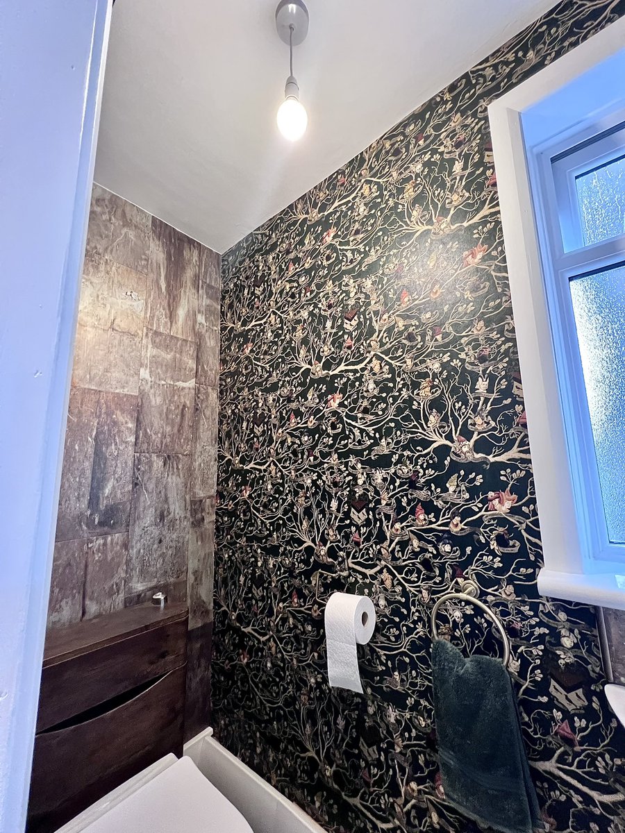 StansfieldDean's tweet photo. New job week & for a huge #HarryPotterfan
It began with our customers kitchen and W.C!
Completed with a swish and flick as some of you @HarryPotter fans may say ⚡️ 🧙♂️ 🎨
-Walls finished in
Harry Potter Deluxe wallpapers
#blackfamilytapestry
#Robbiecoltrane
#hagrid #bedec https://t.co/PSpg4eFuqq