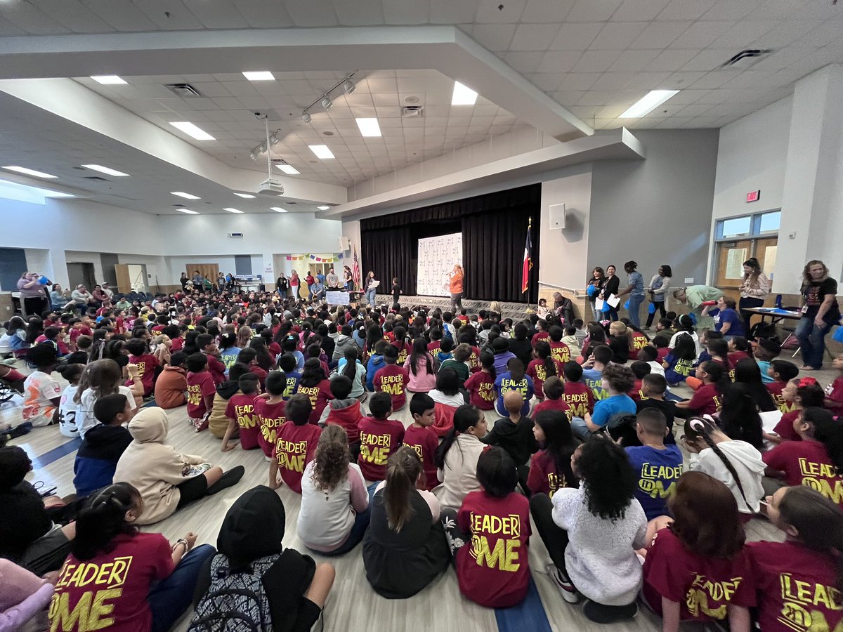 BlantonBulldogs's tweet photo. @BlantonBulldogs celebrated our LEADERS, got excited about @TheLeaderinMe clubs, and had serious fun at our #SpiritRally! @CFBISD @susanmachayo @DlrMaggie ๐พ๐๐พ https://t.co/t0P1UJCClD