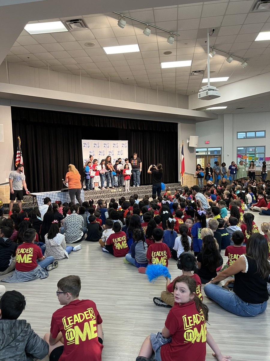 BlantonBulldogs's tweet photo. @BlantonBulldogs celebrated our LEADERS, got excited about @TheLeaderinMe clubs, and had serious fun at our #SpiritRally! @CFBISD @susanmachayo @DlrMaggie ๐พ๐๐พ https://t.co/t0P1UJCClD