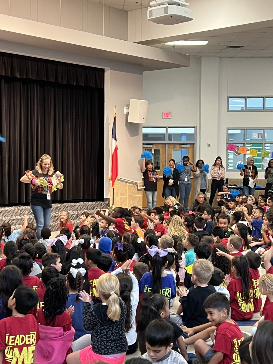 BlantonBulldogs's tweet photo. @BlantonBulldogs celebrated our LEADERS, got excited about @TheLeaderinMe clubs, and had serious fun at our #SpiritRally! @CFBISD @susanmachayo @DlrMaggie ๐พ๐๐พ https://t.co/t0P1UJCClD