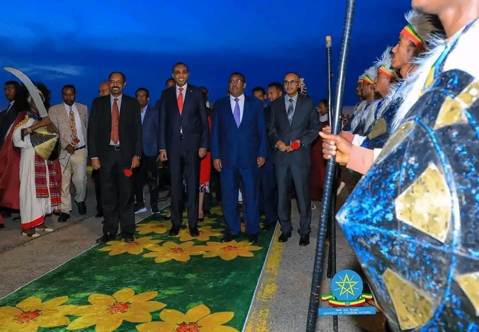 SONNALIVE's tweet photo. Prime Minister @HamzaAbdiBarre accompanied by #Ethiopia's deputy premier Demeke Mekonnen Hassan arrived in #Bahadar, the city hosting @TanaForum, an international annual summit on Africa’s security and resilience. #Somalia #TanaForum2022 https://t.co/Hiyf5LtJKo