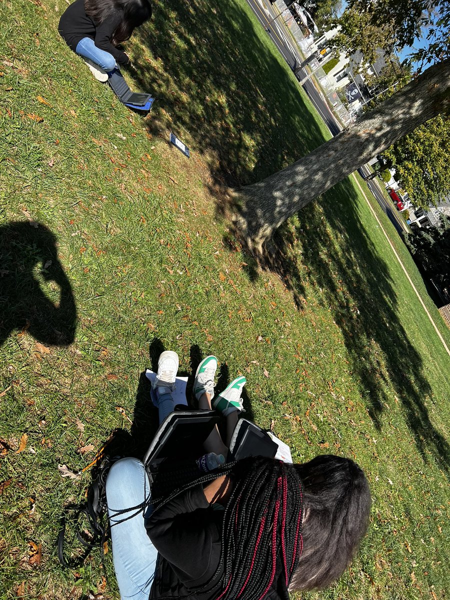 MrsDarlingRBMS's tweet photo. Happy FriYAY from this happy group who enjoyed completing their weekly IXL ELA Arena outdoors today! 💻☀️ @MrsDarlingRBMS @rbmsROCKETS https://t.co/QqBawbJZGL
