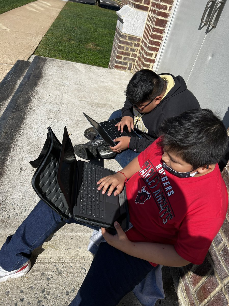 MrsDarlingRBMS's tweet photo. Happy FriYAY from this happy group who enjoyed completing their weekly IXL ELA Arena outdoors today! 💻☀️ @MrsDarlingRBMS @rbmsROCKETS https://t.co/QqBawbJZGL