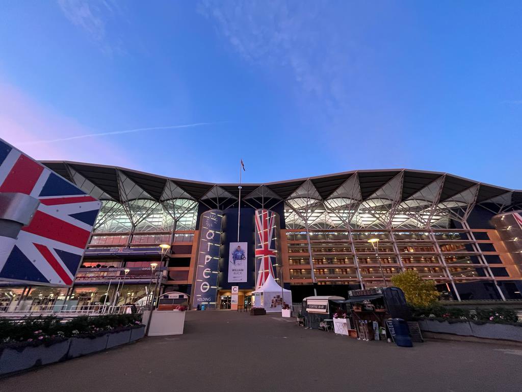 jen_prest's tweet photo. It’s #ChampionsDay eve! Isn’t @Ascot looking marvellous 🤩 #QBCD https://t.co/3oD0AHQ07n