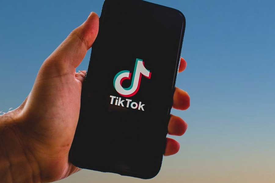 TikTok rompe su regla de «solo vídeo»

La compañía permitirá a los usuarios compartir imágenes acompañadas de un cuadro de texto hasta 2.200 palabras, y podrán incorporar a sus publicaciones música y decidir la velocidad a la que se pasan las imágenes en un carrusel

#fototiktok