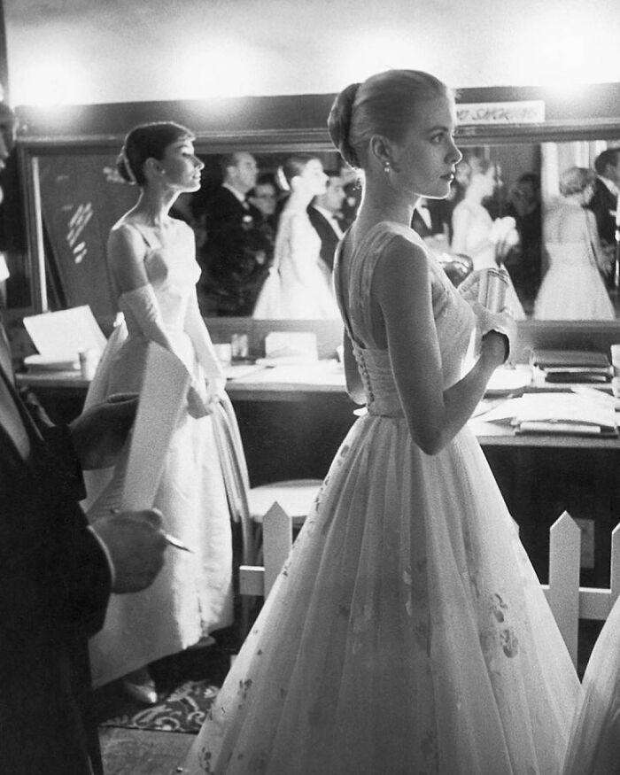 Jose_Goretti's tweet photo. 1956. #AudreyHepburn y #GraceKelly entre bastidores en la 28ª edición de los Premios de la Academia de Hollywood.
Foto: #AllanGrant https://t.co/bP8epDCRZc
