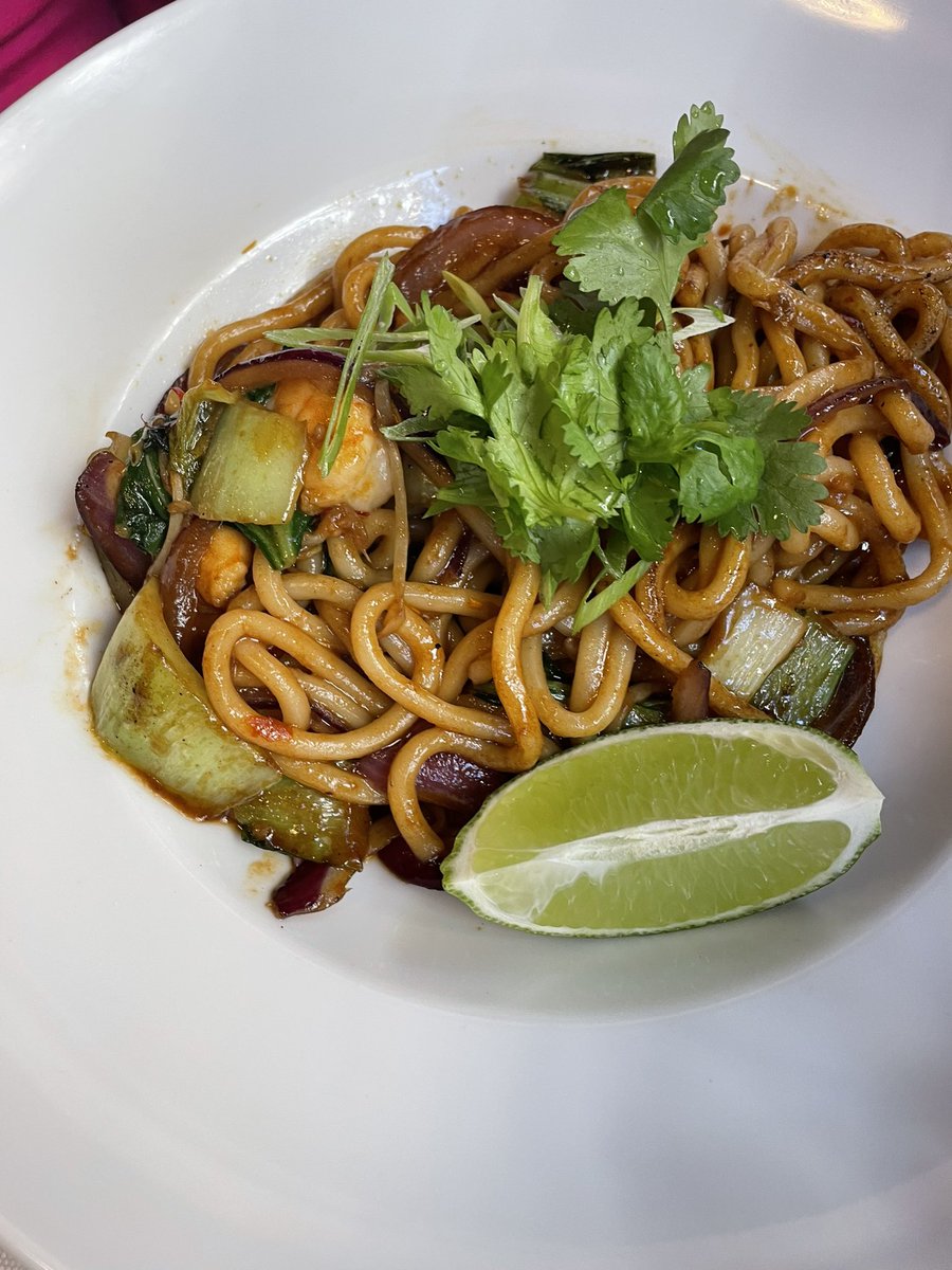 jdagic's tweet photo. Después de mucha insistencia de @pbrionesmarquez decidí ir a @chifamadrid y vaya descubrimiento

- Dumplings de cerdo, con aceite de chiles mexicanos y peruanos
- tacos de cogote de cordero a baja temperatura 
-Udon salteados
-curry rojo de carrilleras de vaca (increíble) https://t.co/X34RzlsEKJ