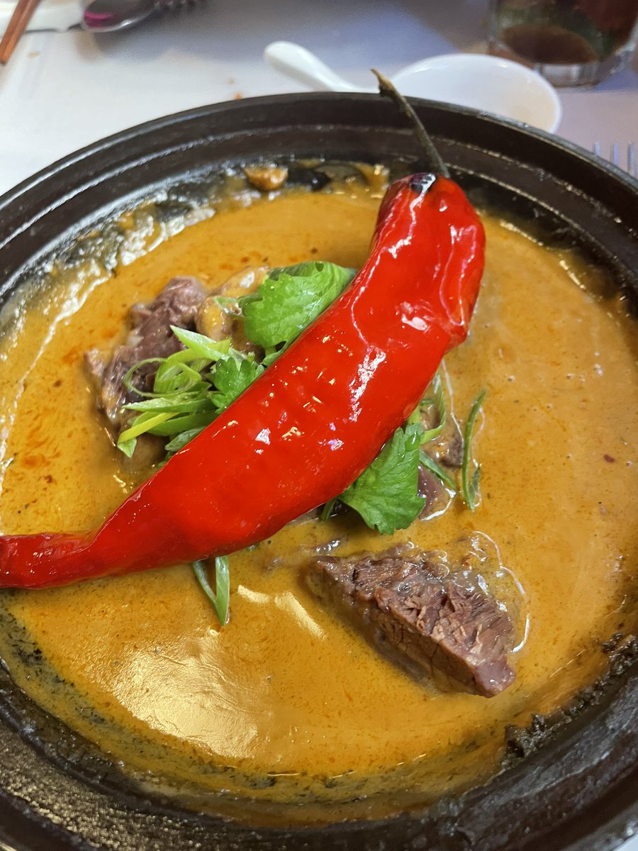 jdagic's tweet photo. Después de mucha insistencia de @pbrionesmarquez decidí ir a @chifamadrid y vaya descubrimiento

- Dumplings de cerdo, con aceite de chiles mexicanos y peruanos
- tacos de cogote de cordero a baja temperatura 
-Udon salteados
-curry rojo de carrilleras de vaca (increíble) https://t.co/X34RzlsEKJ
