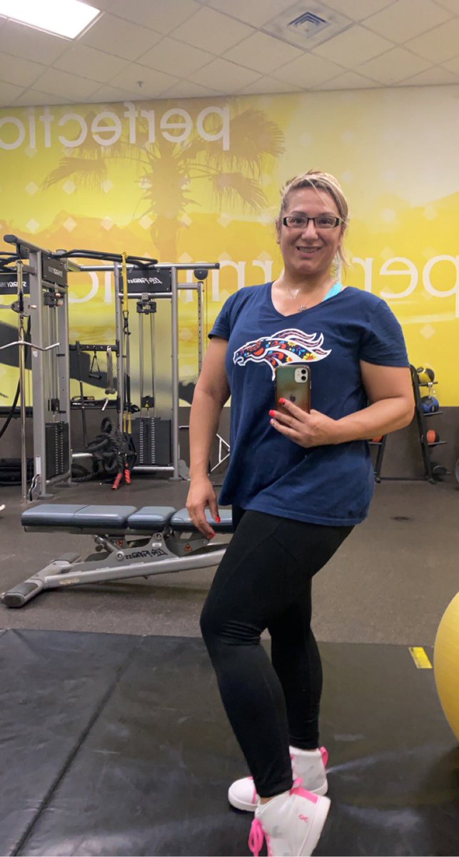 AS ALWAYS FRIDAY WORKOUT DAY!! Rockin’ my Hispanic Heritage @Broncos Shirt with @Altamaboots #BreastCancerAwareness BOOTS!! #WorkoutMotivation #WorkoutDay #TGIF #HispanicHeritageMonth #HispanicHeritage #MexicanHeritage #Latina #BroncosCountry #DB4LIFE #RideOrDie #WinLoseOrTie