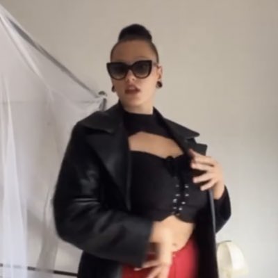 kinkyvikii's tweet photo. #NewProfilePic #tallgirl #longfeet #dominatrix #kinkyviki @kinkyvikii @bigtitsnews_tit @yourfeetqueen_ #padrona #feetfethish #assworship https://t.co/qPua155hmn