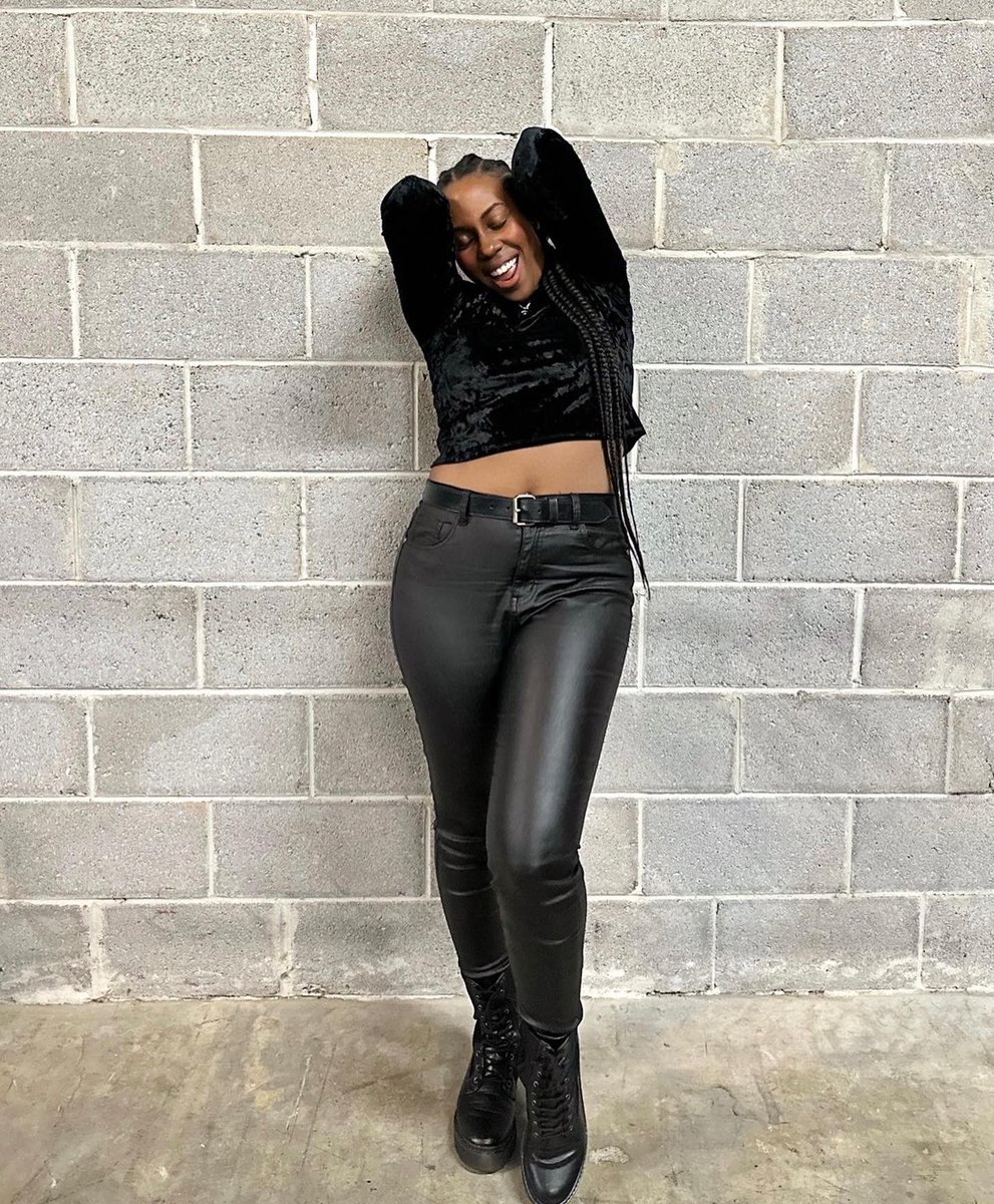 Ashthebossbabe's tweet photo. 🖤Works out for 2 weeks…feels fit 😜#ThatsMyProblem https://t.co/mT8j0AXnOo