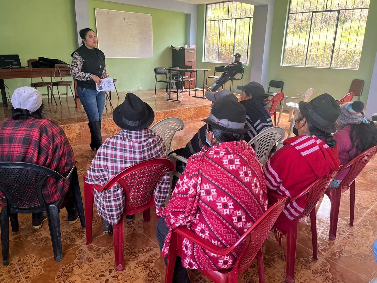 JLVasquezA's tweet photo. Desarrollamos una socialización sobre los beneficiosos de la #FacturaciónElectrónica a la comunidad Llucud en el cantón #Chambo, en coordinación con @AgriculturaEc.

#MeCapacitoConElSRI
#SRIChimborazo https://t.co/skr18Dp7tH