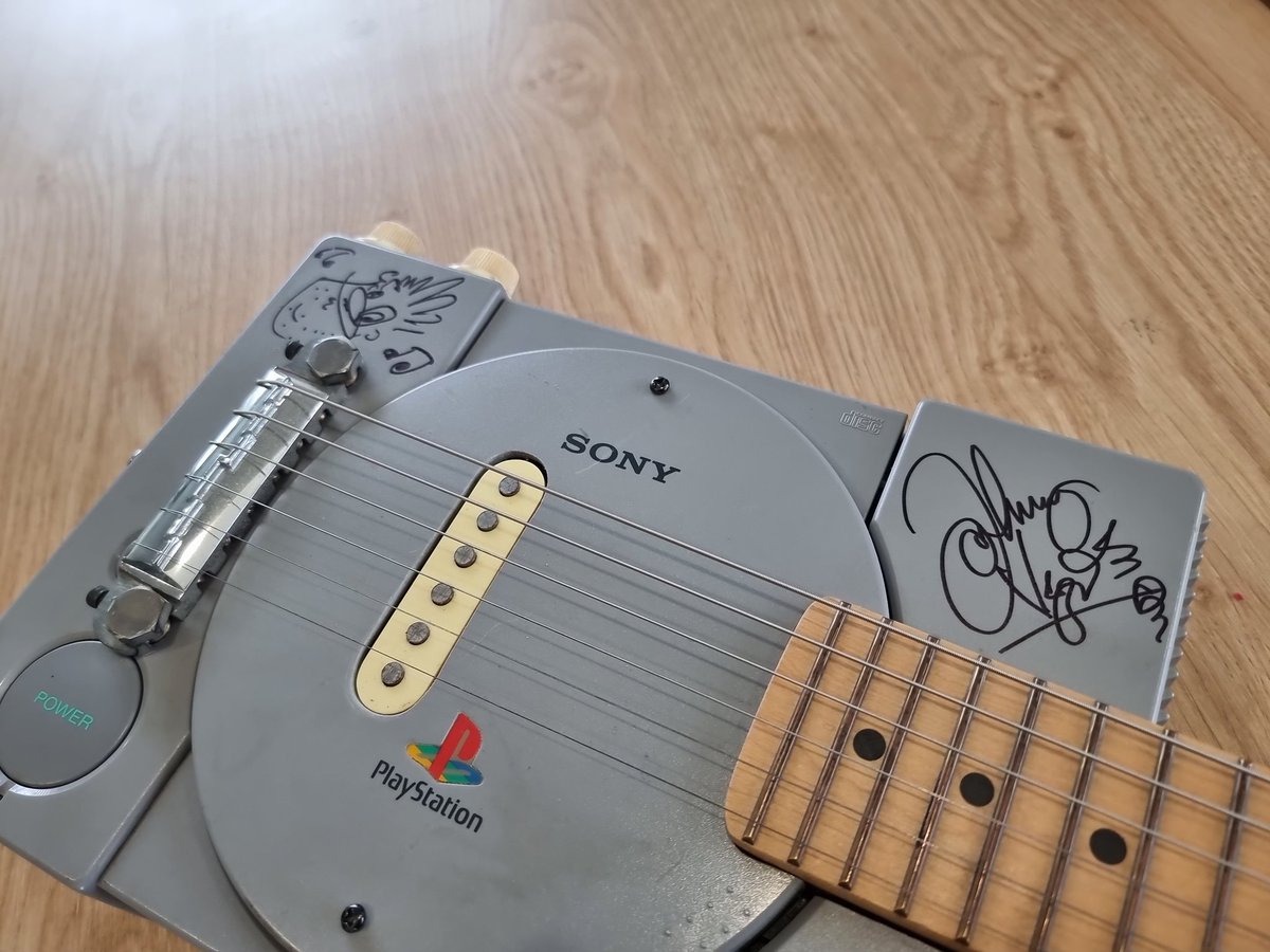 Great to see our pals @RetroChimps today. They have donated a guitar made out of a @Sony PS1. Signed this week by our supporter and friend @JohnnyVegasReal 🎸 This is a complete one off, which we're taking silent bids on before its live auction next week. Please DM bids. 💚💙