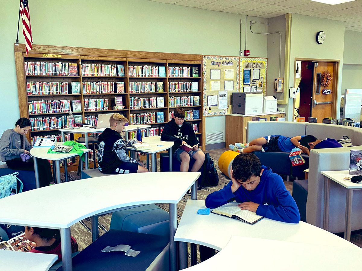 SyrettTara's tweet photo. Period 8 rocked their reading in the comfy newly revamped JFK library this afternoon! Thank you, Mrs. Phillips. What a great day! @JFK_Bethpage  #grade7 https://t.co/4tSYzZf6qU