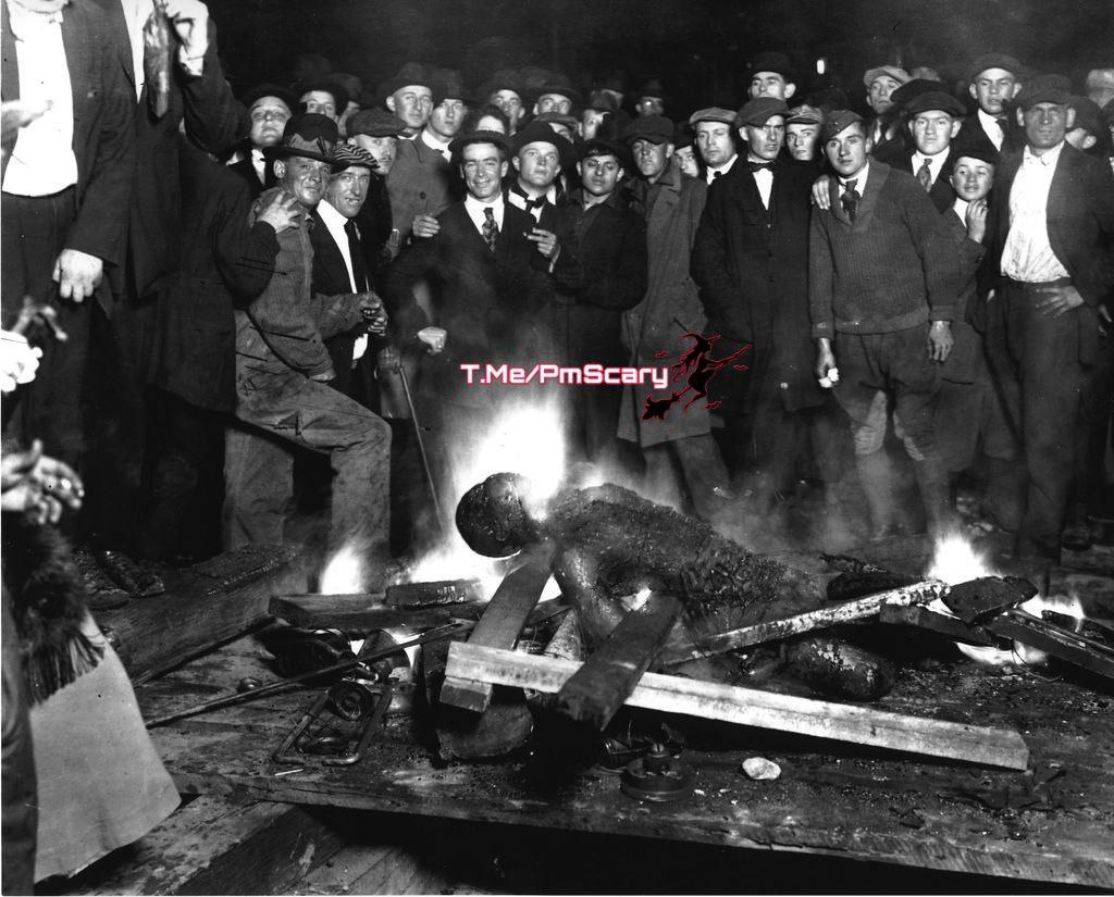mudaser2222's tweet photo. #صلیبی بشردوستی
دا یو تور پوستی امر��کایی چی سپین پوستانو امریکایانو ژوندی سوځولی یادګاری عکسونه یی ورسره اخیستی
تاریخ 1919 م کال https://t.co/11bJzdwHu5