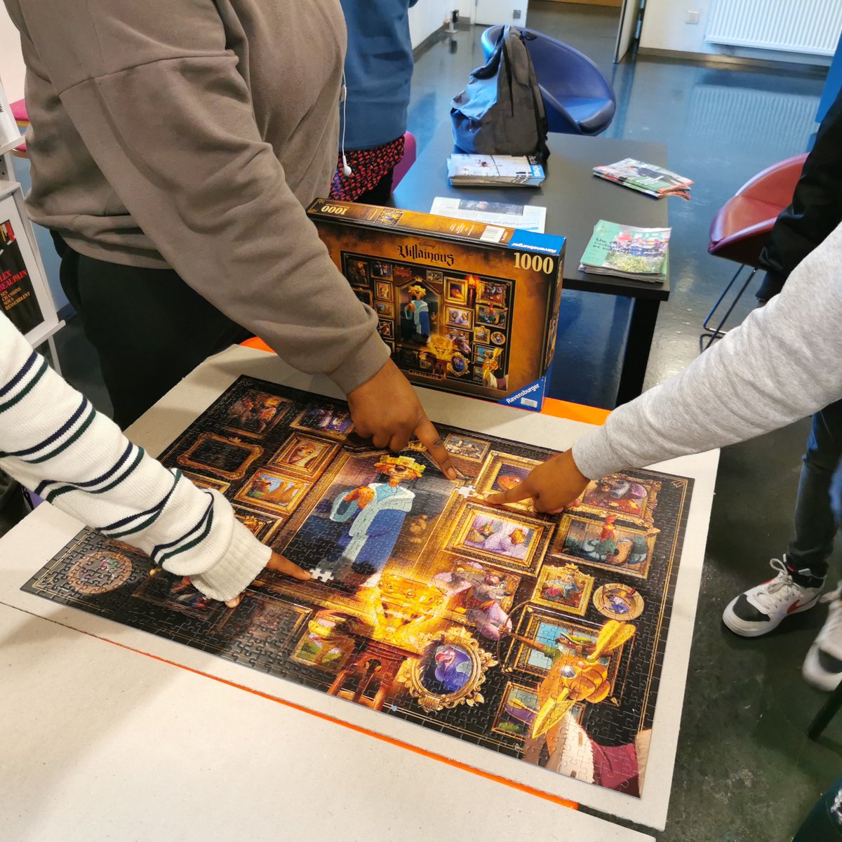 BibHavel's tweet photo. Elles sont trois, assidues, poursuivant l'œuvre de contributeur.trices anonymes, et voilà : puzzle achevé, bravo ! 1000 pièces - 3 = 997 ! On lancerait bien un atelier de fabrication des 3 manquantes... #diwo #puzzlensemble https://t.co/UR8Eo7e7rP