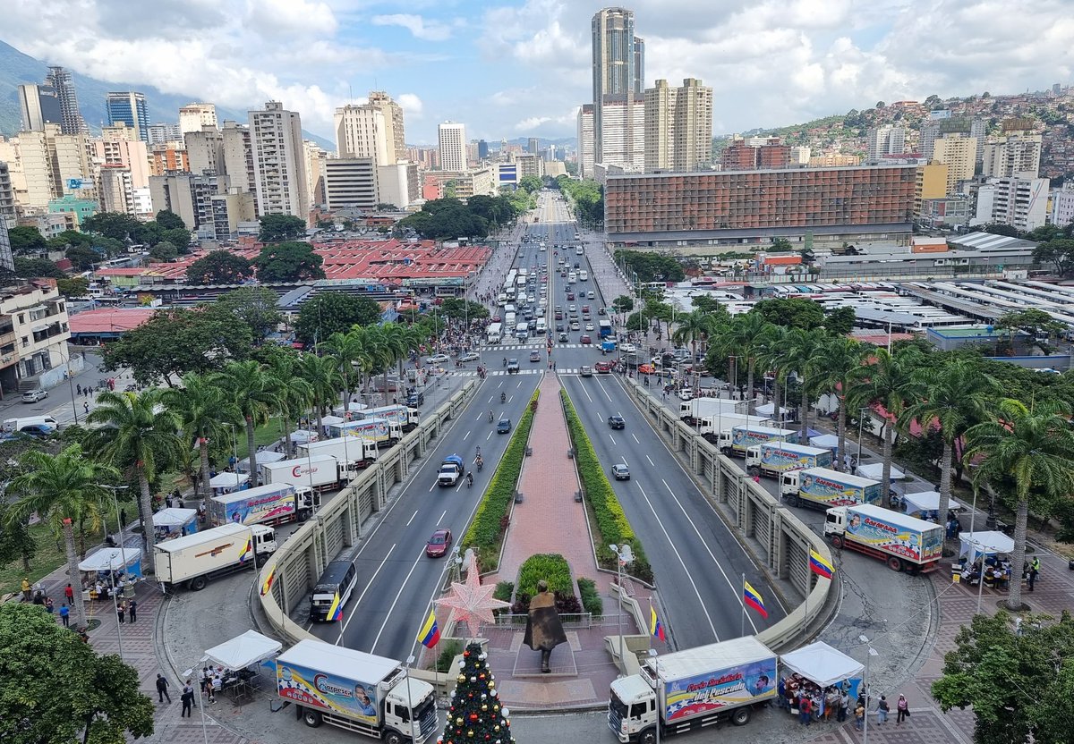 Minpescave2's tweet photo. La Feria del Cardumen desplegada en Caracas, más de 50 mil kg de pescado fresco al mejor precio. En Revolución el presidente @NicolasMaduro garantiza el derecho a la alimentación.
¡Todos a la avenida Bolívar!
#PescarEsVencer
#VenezuelaEsPoesia https://t.co/TGG4OIhdxt