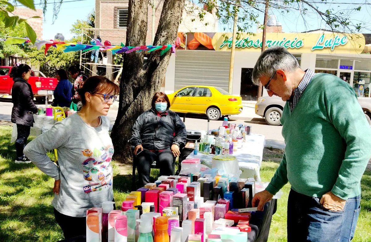 Hoy acompañamos a lxs emprededorxs del programa Mercado de Proximidad del Barrio Don Bosco III ✨. Recepcionamos sus demandas y conocimos sus Micro Emprendimientos que están en período de expansión.  
⏰ Viernes de 10 a 14 
🖲Remiggio Bosch y Bernardo Houssay
<a href="/OmarGutierrezOk/">Omar Gutierrez</a>