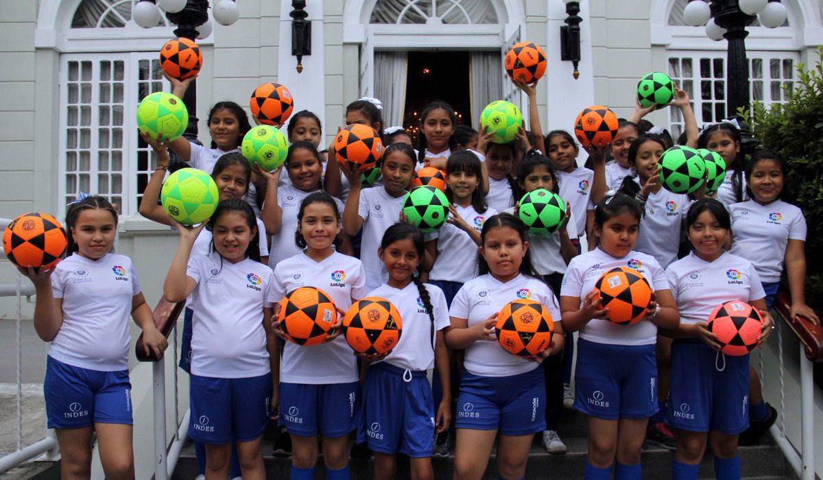 HenryFloresST's tweet photo. En Santa Tecla seguimos el ejemplo de nuestro Presidente @nayibbukele, que envió niños a España con el programa LaLiga: Valores y Oportunidad. 🙏🏻 https://t.co/vXwX13radr