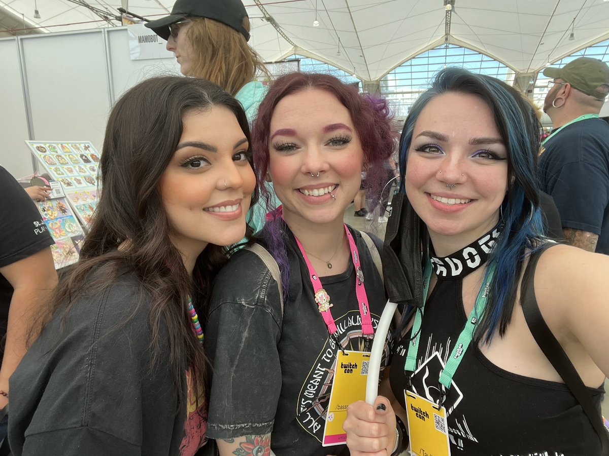 taylienxp's tweet photo. SO MANY CUTIES @aerial_iris @sair_ttv @itscarmenivette @bassssfairy @pixelsmixel https://t.co/knhjijB4lg