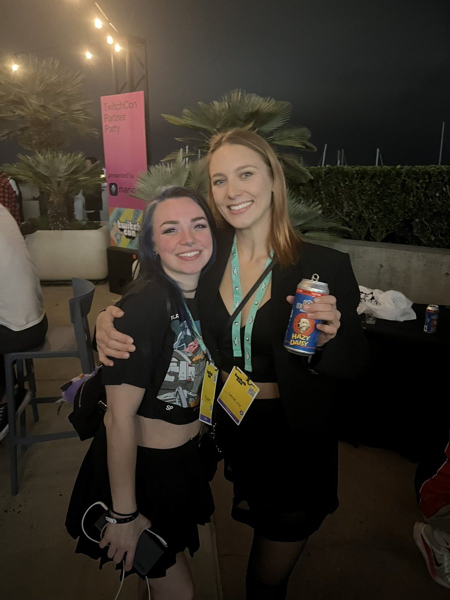 taylienxp's tweet photo. SO MANY CUTIES @aerial_iris @sair_ttv @itscarmenivette @bassssfairy @pixelsmixel https://t.co/knhjijB4lg