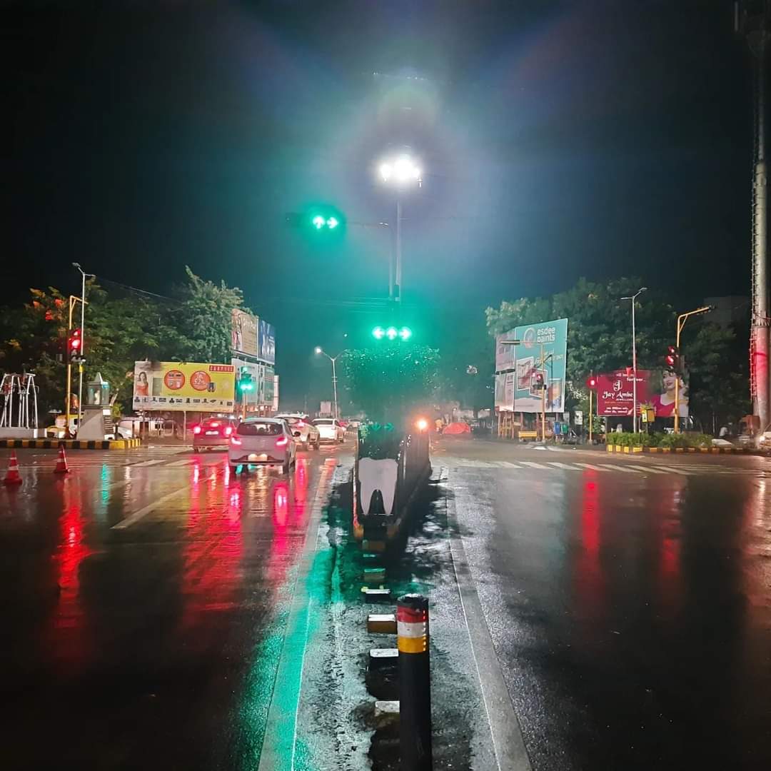 sanjaytirdiya's tweet photo. @EwaWisniewska78 @miss_shah__ A night out under #OctoberRains !
#October #City #Traffic #Trafficpolice
@IGP_BHR_RANGE @SPBhavnagar
@Collectorbhav https://t.co/aDtA2N6oUs