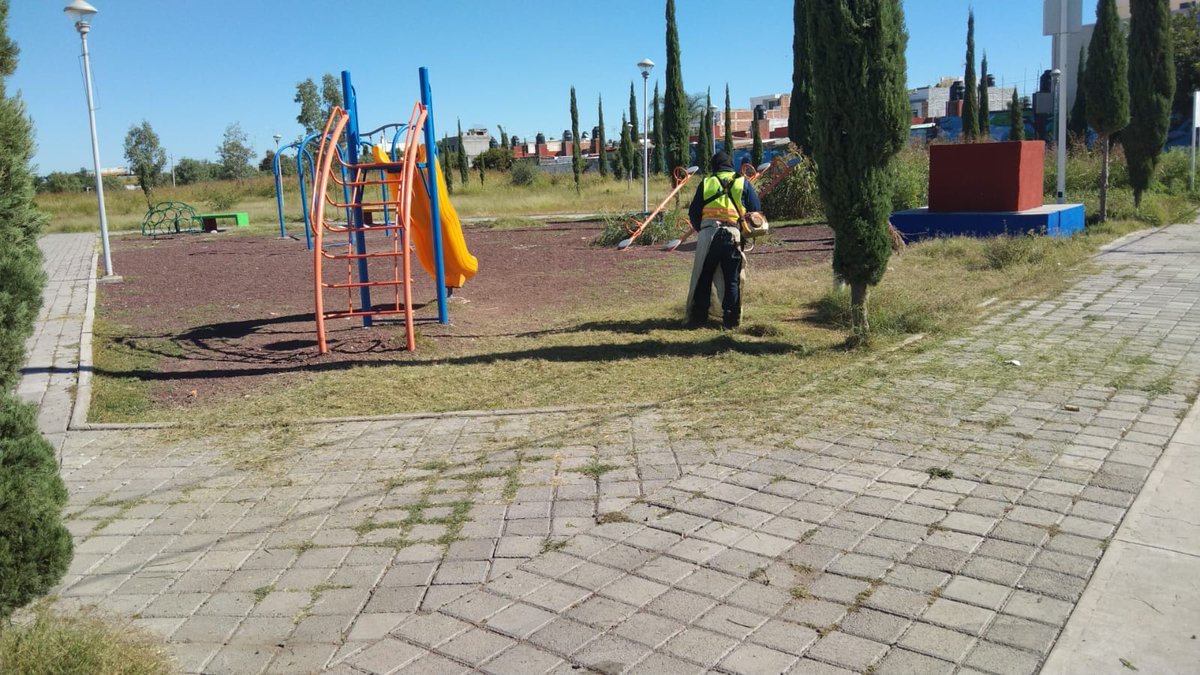 serviciospirap's tweet photo. 🌳👨👨👧👦 Queremos espacios óptimos para que las familias irapuatenses convivan y disfruten en un ambiente saludable, realizamos mantenimiento en el #ParqueVecinal del fraccionamiento Balcones de Floresta. 🛝
#ÉchanosLaMano ¡Cuida este espacio! https://t.co/bTGGMrFSFV
