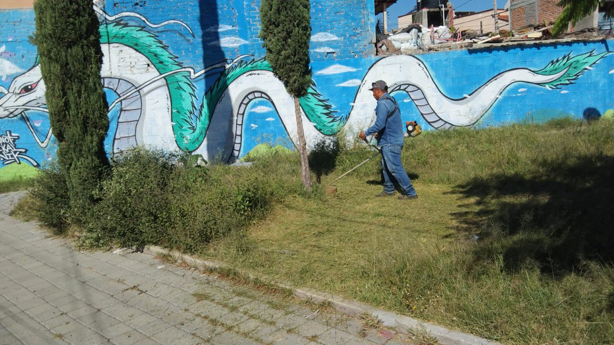 serviciospirap's tweet photo. 🌳👨👨👧👦 Queremos espacios óptimos para que las familias irapuatenses convivan y disfruten en un ambiente saludable, realizamos mantenimiento en el #ParqueVecinal del fraccionamiento Balcones de Floresta. 🛝
#ÉchanosLaMano ¡Cuida este espacio! https://t.co/bTGGMrFSFV