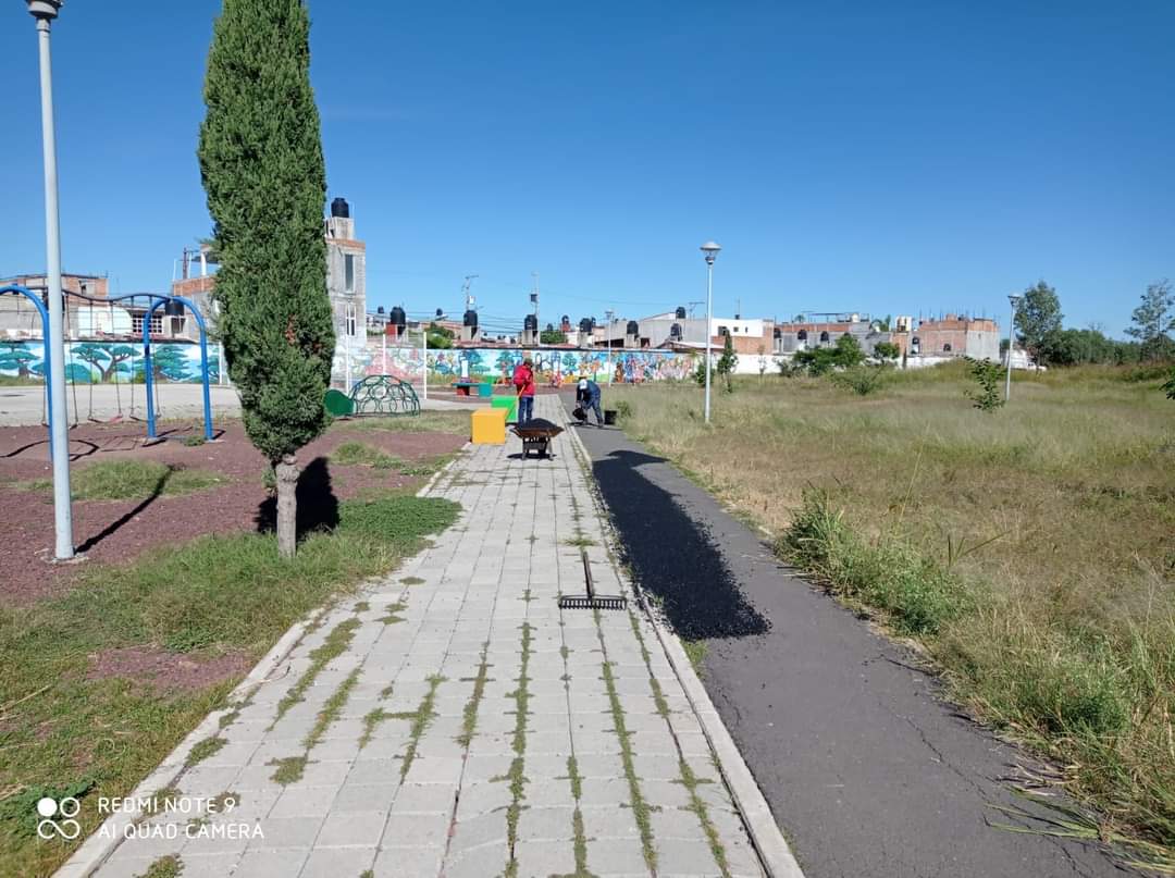 serviciospirap's tweet photo. 🌳👨👨👧👦 Queremos espacios óptimos para que las familias irapuatenses convivan y disfruten en un ambiente saludable, realizamos mantenimiento en el #ParqueVecinal del fraccionamiento Balcones de Floresta. 🛝
#ÉchanosLaMano ¡Cuida este espacio! https://t.co/bTGGMrFSFV