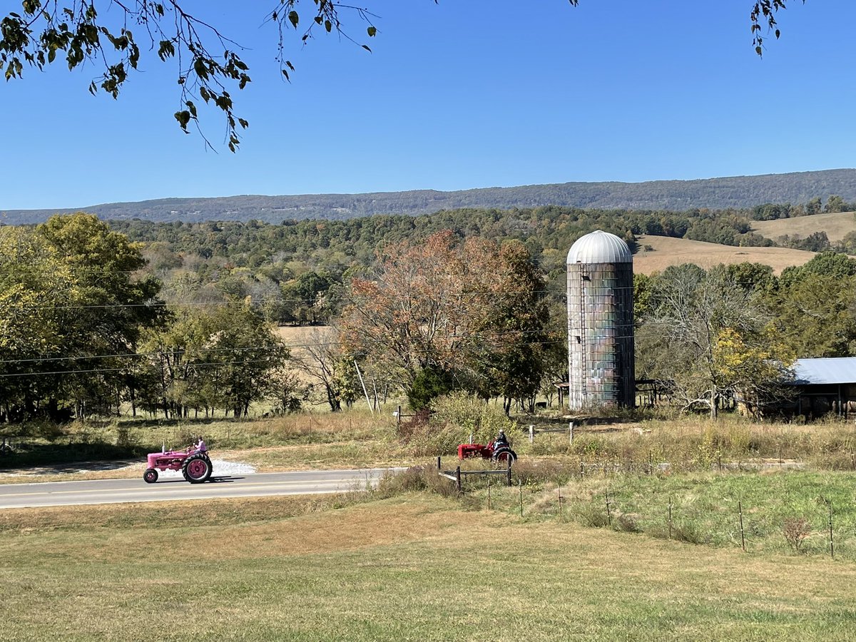 OSA_Arkansas's tweet photo. You never know what youโll see working on the Gray Farm. Today was an antique tractor convoy! #notabadview https://t.co/7sm6zhqdaJ