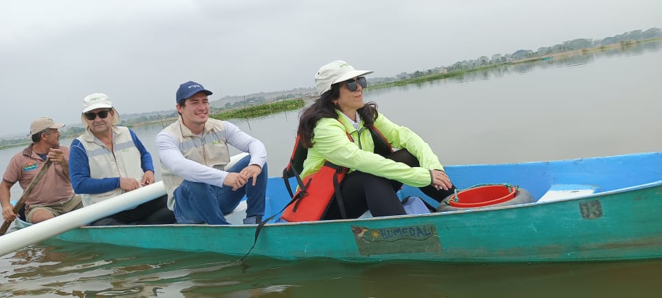 oikossokio's tweet photo. Con la participación activa de sus pobladores, investigadores de @fcvespol, @CADS_ESPOL de @espol y de @UTMManabi inician proyecto de investigación en colaboración sobre la calidad microbiológica del agua y sedimentos del humedal La Segua, #Manabi @DEC_INV_ESPOL @CarlosMonsalveA https://t.co/EpbaE6mU1d