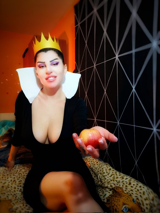 2 pic. Evil Queen Snow White😏
     Halloween Month😘DAY14😈🔥
    ONLINE NOW⛔TIP MENU🌟PRIVATE SHOW🌟 HOT