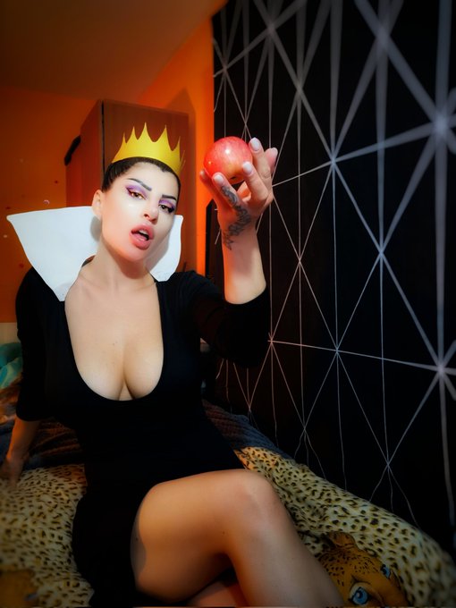 3 pic. Evil Queen Snow White😏
     Halloween Month😘DAY14😈🔥
    ONLINE NOW⛔TIP MENU🌟PRIVATE SHOW🌟 HOT