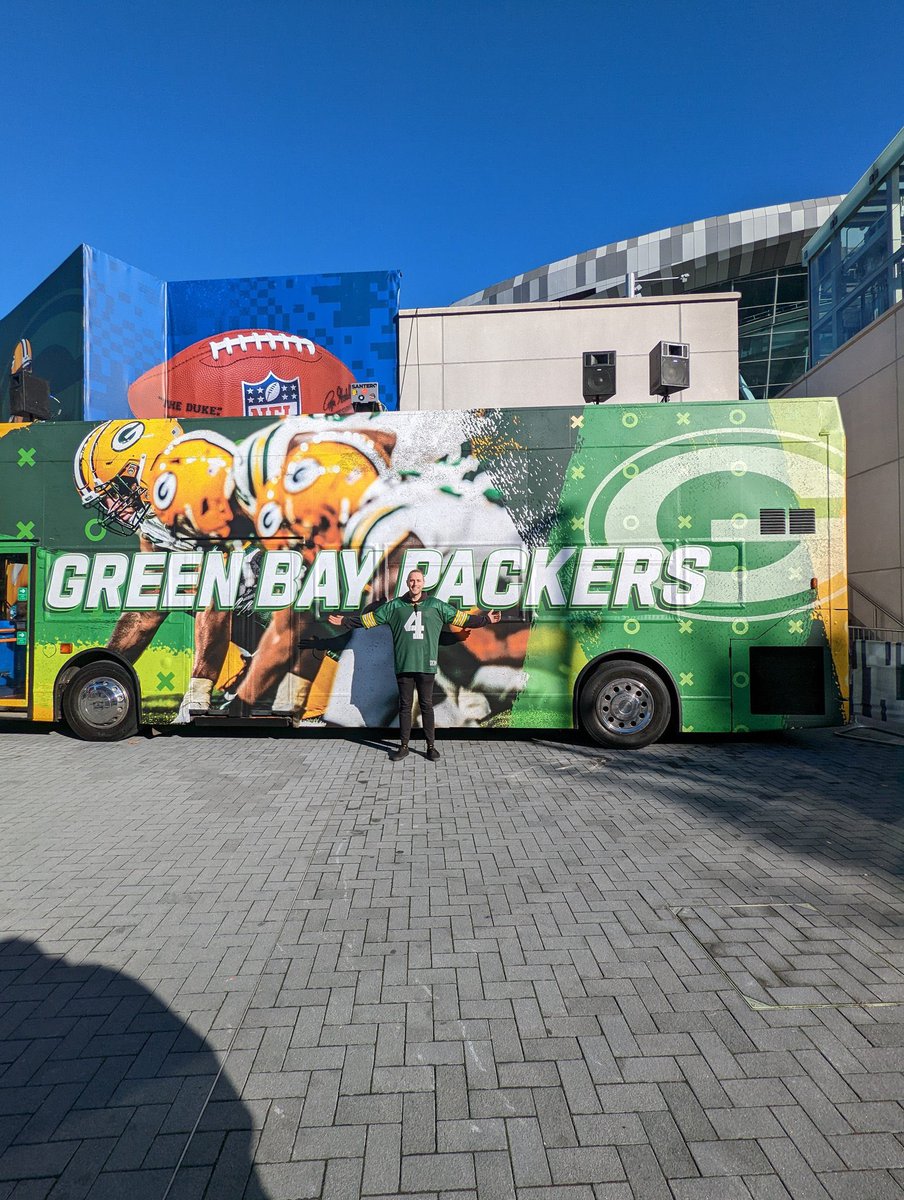 jake_pontone's tweet photo. Still can’t believe last weekend actually happened!!
What an absolute dream it was to see the @packers in London 🤯

One day I shall make it over to @LambeauField to catch a game 🧀🧀

#gopackgo #packers #greenbaypackers #greenbay #ukpackers #nfluk #nfllondon #NFL #packerbacker https://t.co/IwePSJFNuP